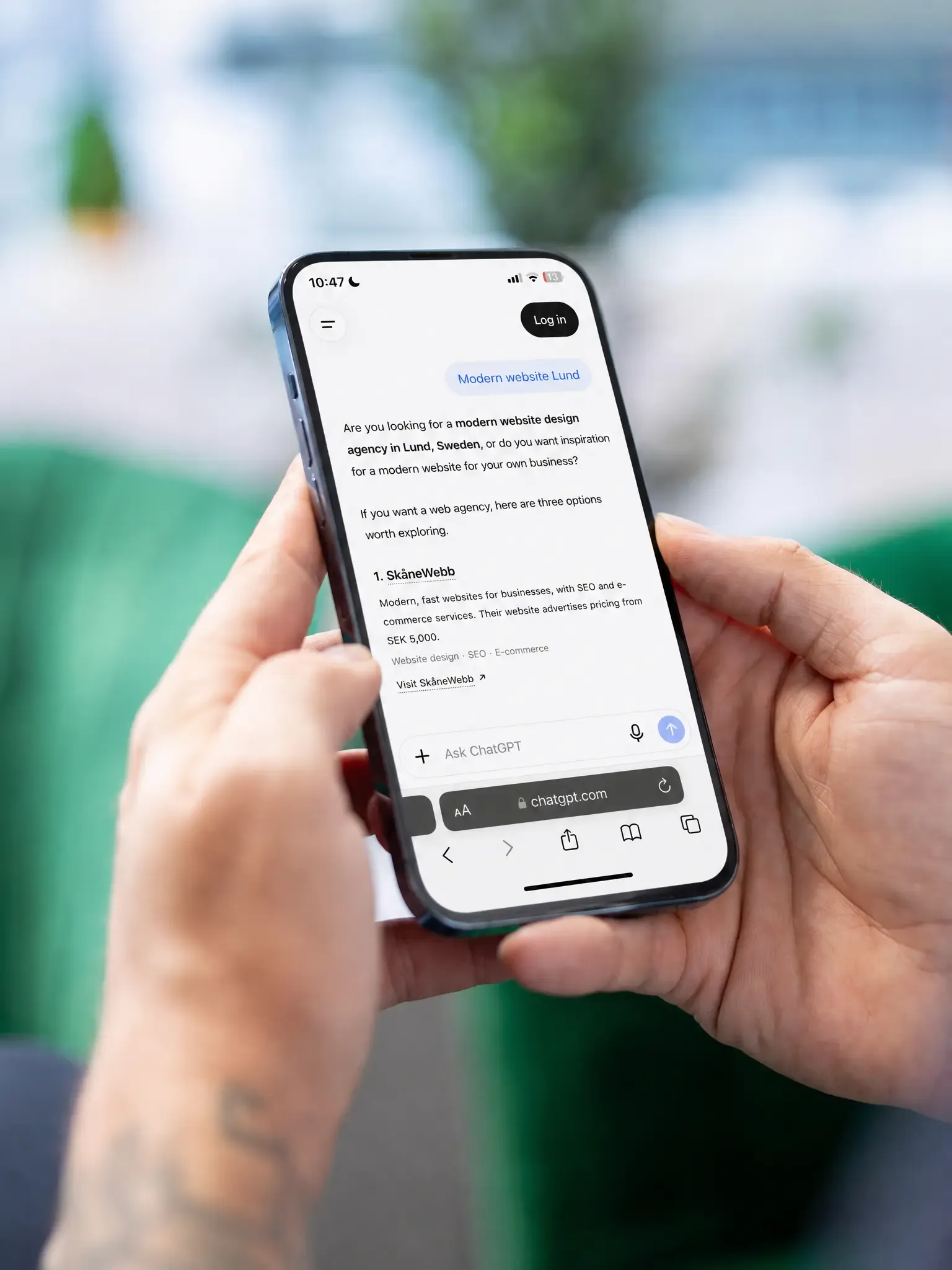 Telefon som visar en AI-chatt om webbyråer i Lund